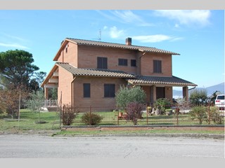 Villa in Vendita a Perugia, zona Colombella, 250'000€