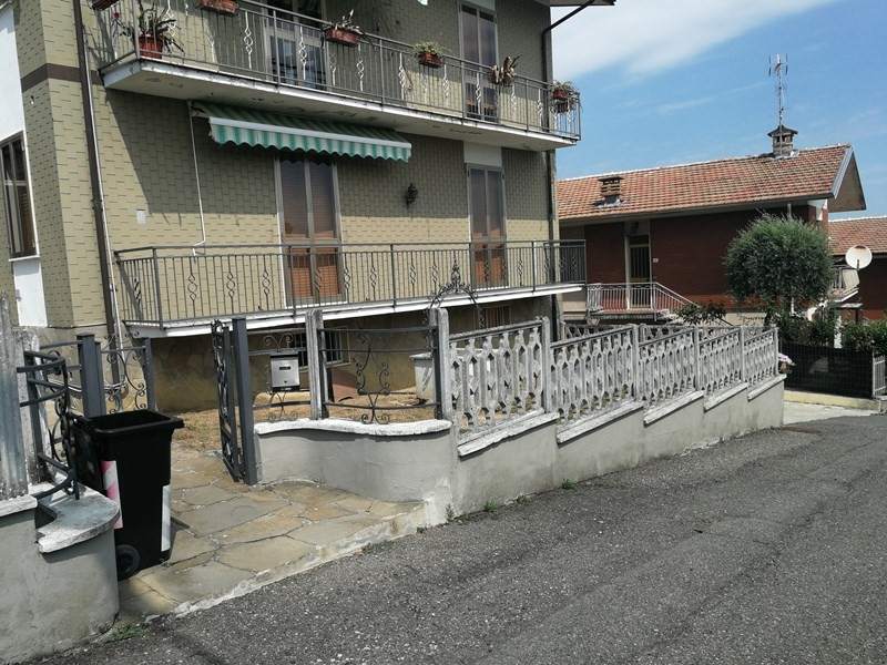 Appartamento in Vendita a Piacenza, zona ziano piacentino, 59'000€, 110 m², con Box