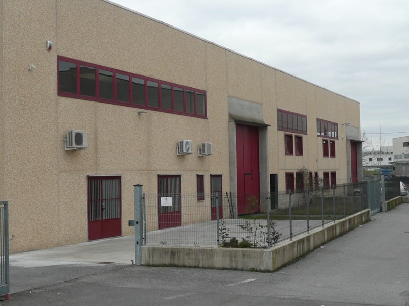 Capannone in Vendita a Pontirolo Nuovo, zona Via Francesca Vecchia 1, 300'000€, 480 m²