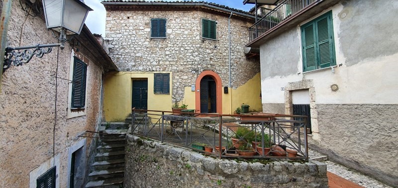 Trilocale in Vendita a Alatri, zona Centro Storico , 55'000€, 90 m², arredato