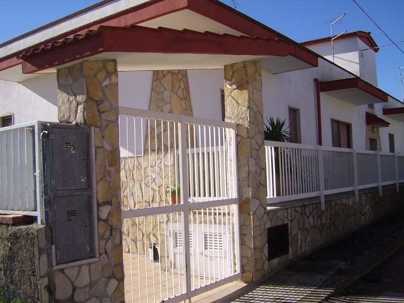 Villa in Vendita a Statte, zona semicentro, 140'000€, 250 m²