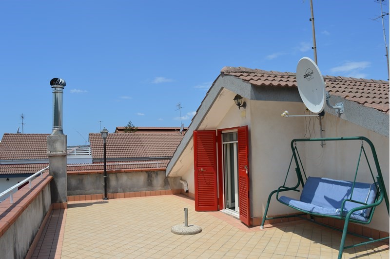 Villetta a schiera in Vendita a Quarto, zona Zona centrale, vicino stazione autobus e cumana, 360'000€, 280 m²