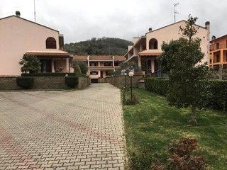 Villetta a schiera in Vendita a Marta, zona Lago di Bolsena, 229'000€, 210 m², con Box