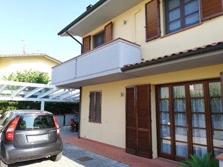 Villetta a schiera in Vendita a Calcinaia, zona Fornacette, 315'000€, 130 m²