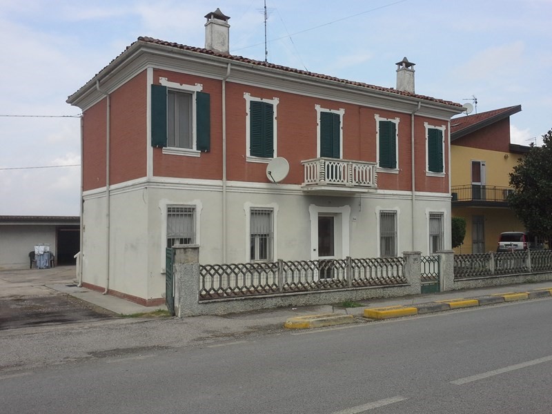 Appartamento in Vendita a Copparo, zona gradizza, 50'000&euro;, 90 m², con Box