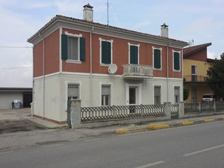 Appartamento in Vendita a Copparo, zona gradizza, 50'000€, 90 m², con Box