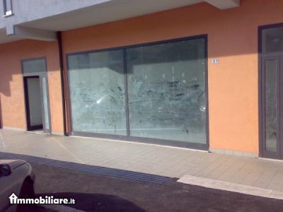 Immobile commerciale in Affitto a Avezzano, 700€