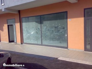 Immobile commerciale in Affitto a Avezzano, 700€
