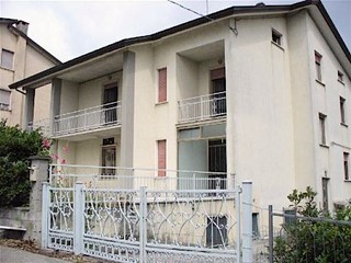 Casa Indipendente in Vendita a Bore, zona centrale, 155'000&euro;, 550 m²