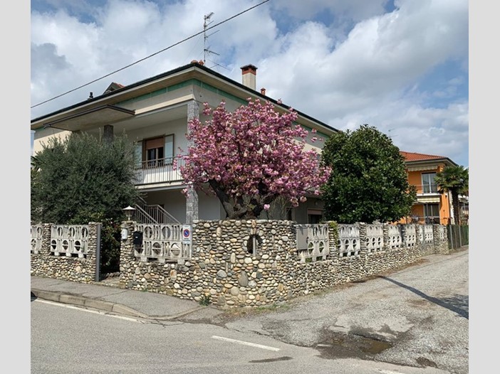 Villa in Vendita a Cassano Magnago, zona Boschirolo, 350 m²