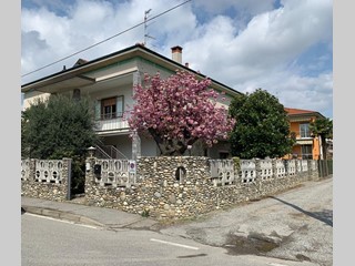 Villa in Vendita a Cassano Magnago, zona Boschirolo, 350 m²