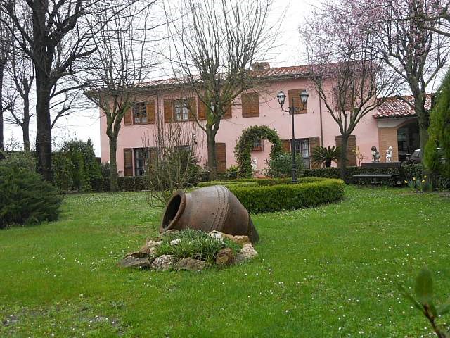 Casale in Vendita a Cascina, 930'000€, 400 m², con Box