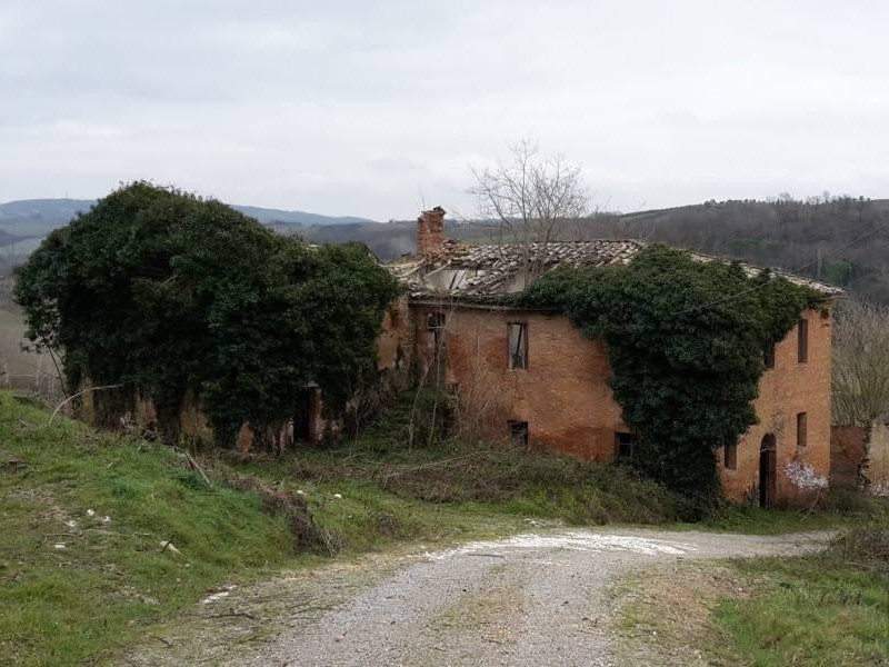 Casale in Vendita a Asciano, 270'000€, 545 m²