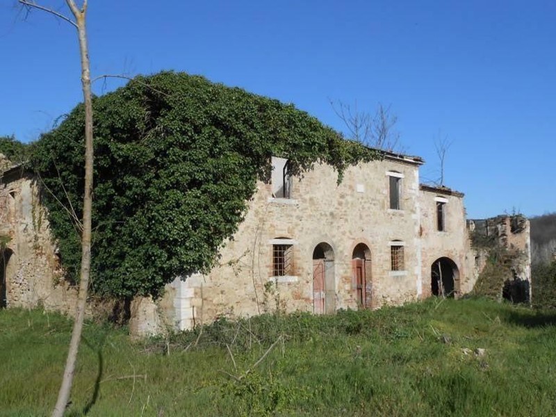 Casale in Vendita a Asciano, 600'000€, 1352 m²