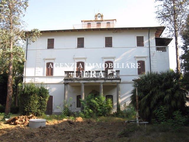 Villa in Vendita a Pontedera, zona Treggiaia, 1'000'000€, 900 m², con Box