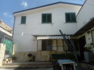 Appartamento in Vendita a Santa Maria a Vico, 67'000€, 140 m², arredato