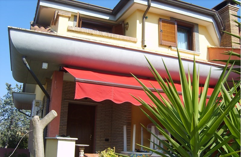 Villetta a schiera in Affitto a Pomezia, zona Torvaianica Alta , 1'000€, 165 m²