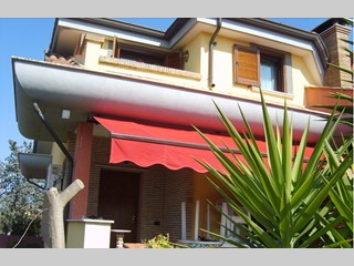 Villetta a schiera in Affitto a Pomezia, zona Torvaianica Alta , 1'000€, 165 m²