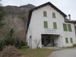 Rustico in Vendita a Longarone, zona Desedan Faè, 20'000€, 300 m²