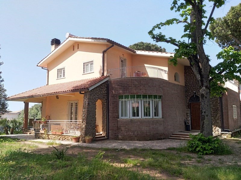 Villa in Vendita a Anzio, 335'000€, 320 m²
