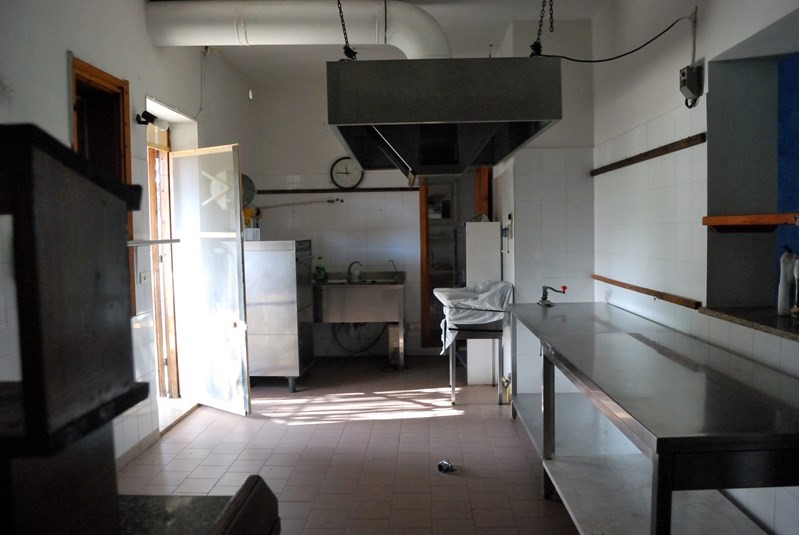 Immobile commerciale in Vendita a Badesi, zona LI MINDI, 500'000€, 150 m²