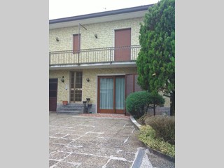 Casa Indipendente in Vendita a Briosco, zona  Frazione di Briosco   via  11 Febbraio , 280 m², arredato