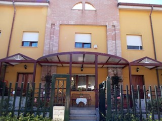 Villetta a schiera in Vendita a Campobasso, zona Vazzieri-Università, 275'000€, 280 m², arredato, con Box