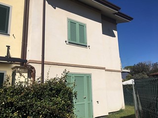 Villetta a schiera in Vendita a Forte dei Marmi, zona Forte dei Marmi, 700'000€, 100 m²
