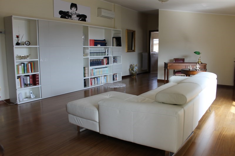 Appartamento in Vendita a Pescara, zona via tirino 134, 245'000€, 180 m²