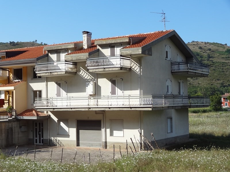 Villa bifamiliare in Vendita a Volturara Irpina, zona tranquilla, 199'000&euro;, 360 m²