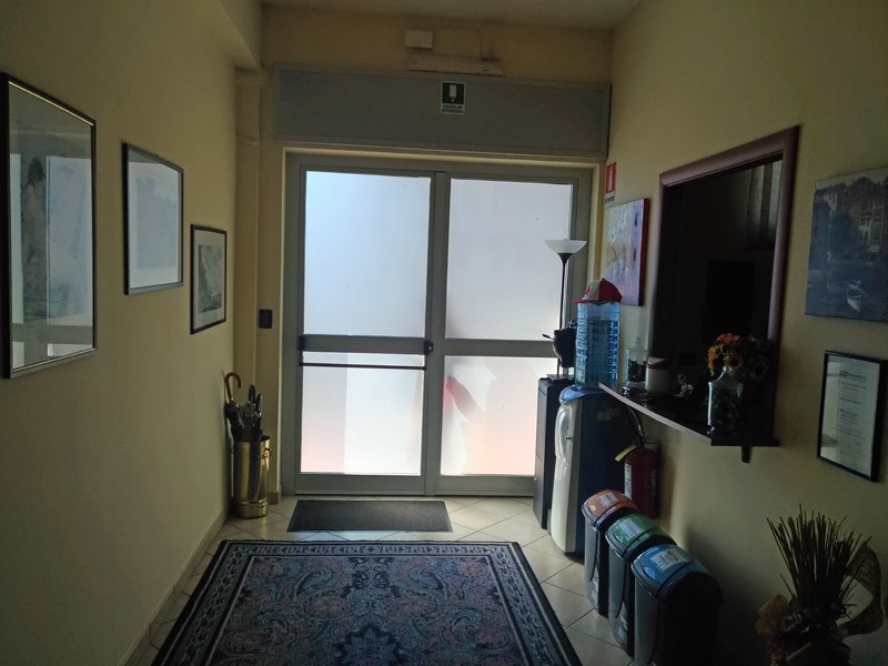 Ufficio in Vendita a Castrolibero, zona ANDREOTTA, 165'000€, 218 m²