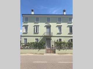 Villa in Vendita a Ficarolo, zona Centro , 590€, 690 m²