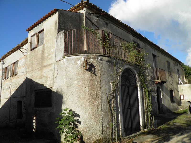 Casale in Vendita a Vibo Valentia, zona zungri spilinga, 65'000€, 400 m², arredato