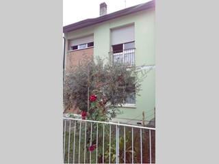 Casa Indipendente in Vendita a Ravenna, zona Mezzano, 140'000€