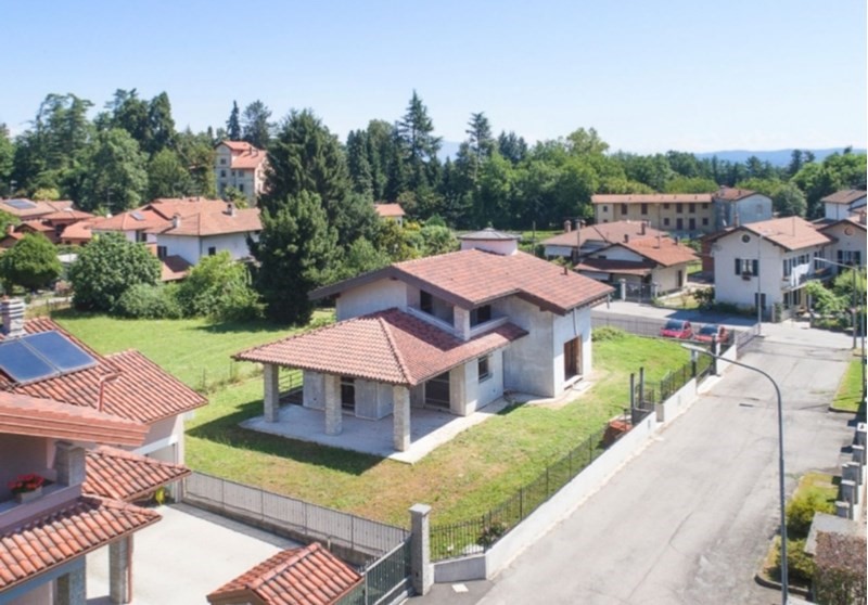 Villa in Vendita a Arona, zona Oleggio Castello, 320'000€, 300 m²