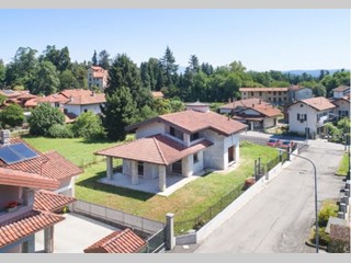 Villa in Vendita a Arona, zona Oleggio Castello, 320'000€, 300 m²