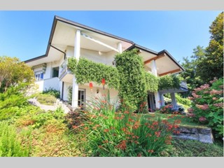 Villa in Vendita a Arona, zona Collinare, 530'000€, 375 m²