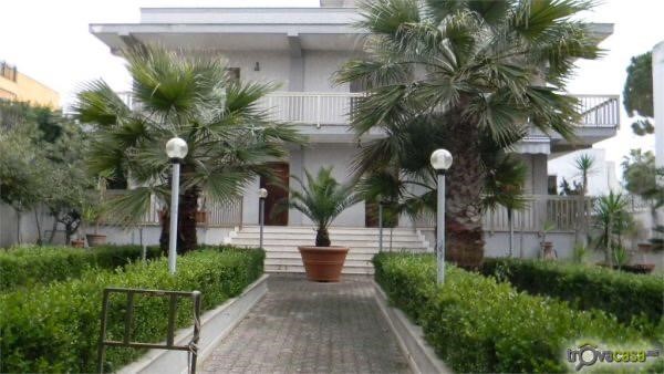 Villa in Vendita a Leporano, zona Gandoli, 535'000€, 500 m², arredato