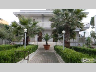 Villa in Vendita a Leporano, zona Gandoli, 535'000€, 500 m², arredato