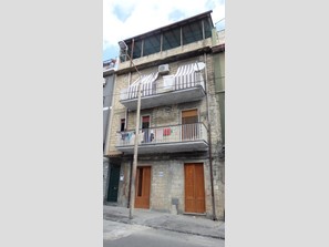 Appartamento in Vendita a Niscemi, zona NISCEMI VIA PONTE OLIVO, 95'000€, 220 m², arredato, con Box