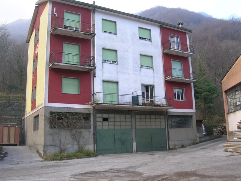 Casa Indipendente in Vendita a Barni, 250'000€, 450 m²