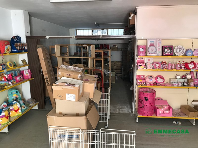 Magazzino in Vendita a Valenzano, 60'000€, 420 m²
