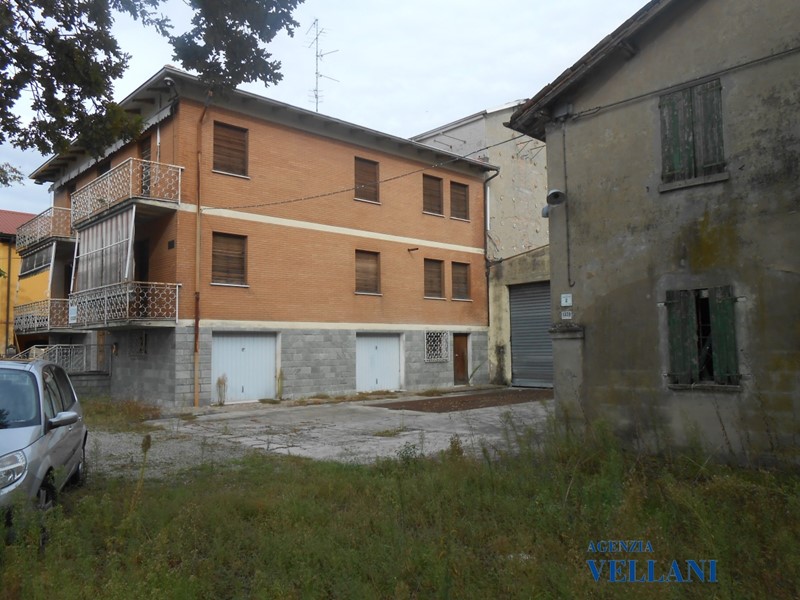 Casale in Vendita a Modena, 400'000€, 700 m²