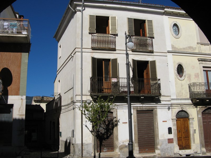 Appartamento in Vendita a Tocco da Casauria, zona Centro, 45'000€, 90 m²