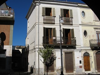 Appartamento in Vendita a Tocco da Casauria, zona Centro, 45'000€, 90 m²