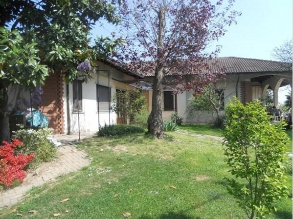 Villa in Vendita a Alice Castello, zona Via Lago 26, 198'000€, 335 m², arredato