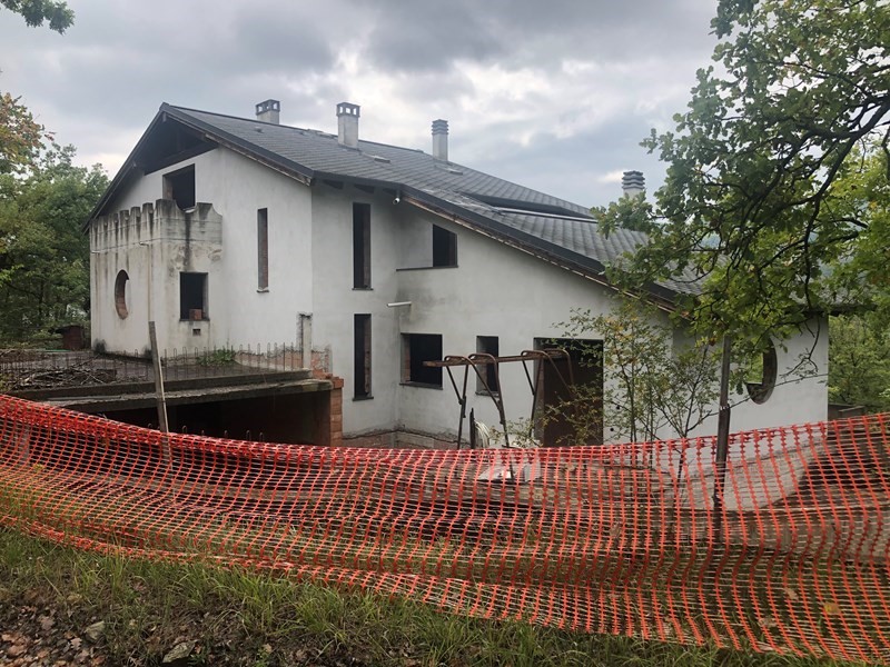 Villa in Vendita a Grizzana Morandi, zona Orelia, 100'000€, 460 m²