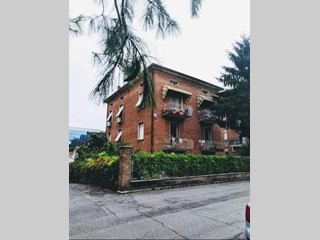 Casa Indipendente in Vendita a Reggio Emilia, zona Via Zacchetti 17 , 300'000€, 480 m²