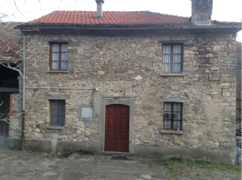 Casa Indipendente in Vendita a Parma, zona Bardi, 150 m²