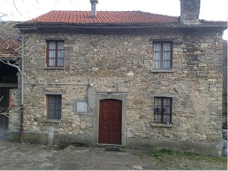 Casa Indipendente in Vendita a Parma, zona Bardi, 150 m²